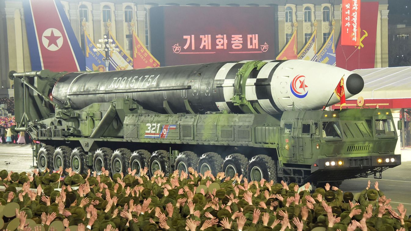 Észak-Korea soha nem látott mennyiségben mutatta be nukleáris arzenálját a katonai parádén 2023.02.09-én. (Forrás: East Asia Observer / Twitter)