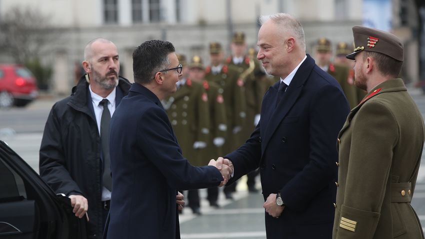 „A magyar példát követve Szlovénia is növelni fogja védelmi kiadásait”