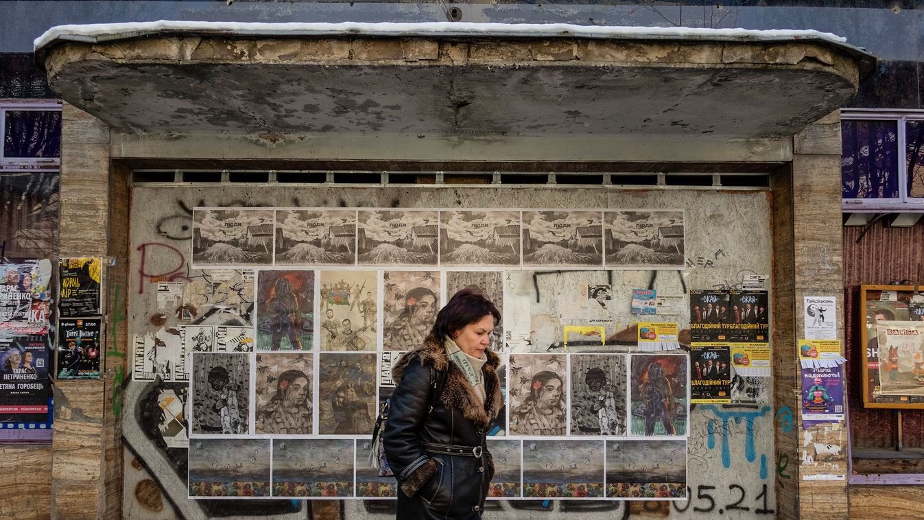 Háború ihlette plakátok egy ungvári buszmegállóban 