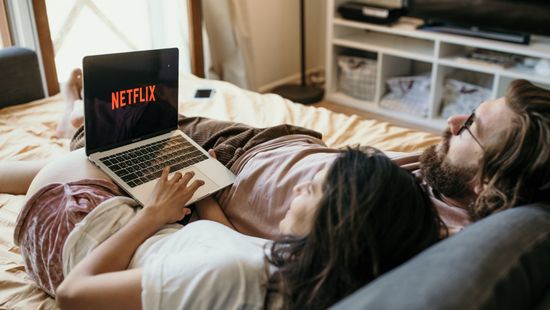 Nem várt módon fogja bünteti a Netflix a jelszómegosztást