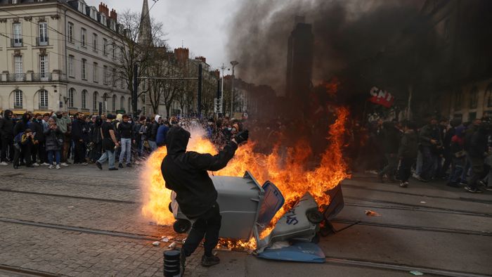 Gyűlnek a sötét fellegek Franciaország felett, kedden 13 ezer rendőrt mozgósítanak