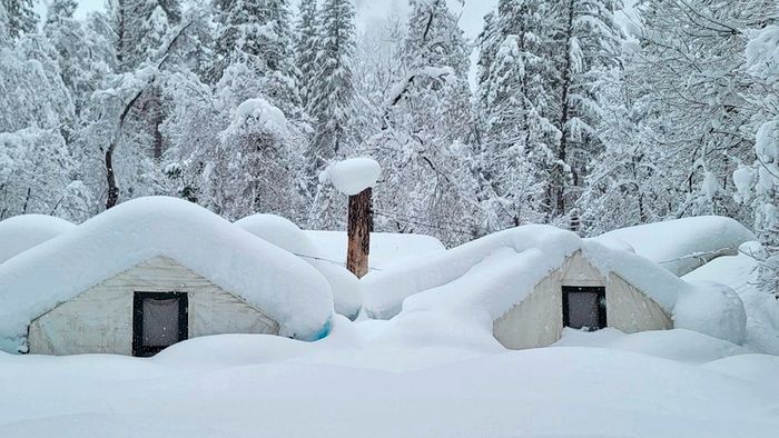 Yosemite Nemzeti Park, 2023. március 1.
A nemzeti parki szolgálat által közreadott képen hóban álló sátrak a kaliforniai Yosemite Nemzeti Parkban lévő Curry Village-ben 2023. február 28-án. Az erős havazás miatt február 25-én bezárt park március 2-ra tervezett újranyitását bizonytalan időre elhalasztották.
MTI/AP/Nemzeti parki szolgálat