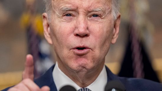 Csetlik-botlik Joe Biden, bakikkal indult az év + videók