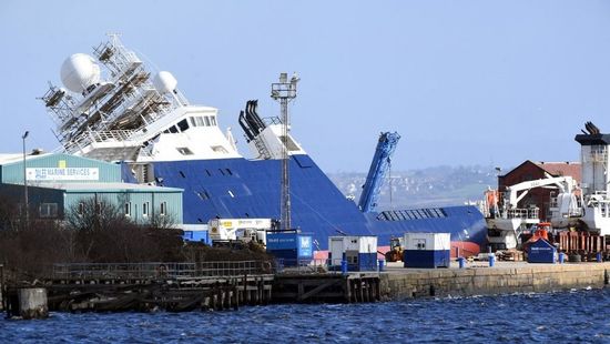 Tizenöt ember került kórházba, miután felborult egy kutatóhajó Skóciában