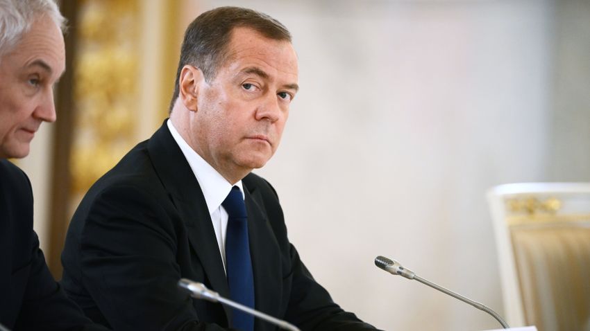 Medvegyev: Hadüzenetnek tekintjük a Putyin letartóztatására irányuló lépéseket
