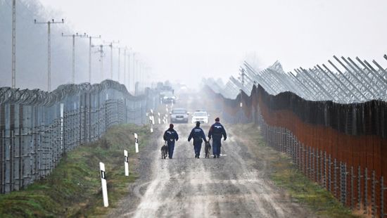 Működik a kerítés: Magyarországra érkezett tavaly a legkevesebb menedékkérő