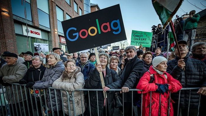 Tüntetést szervez a Pesti Srácok a Google budapesti székháza elé
