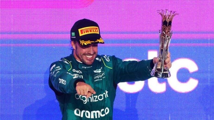Cabaret en Fórmula 1, ¡Alonso se llevó su tercer puesto de la noche!