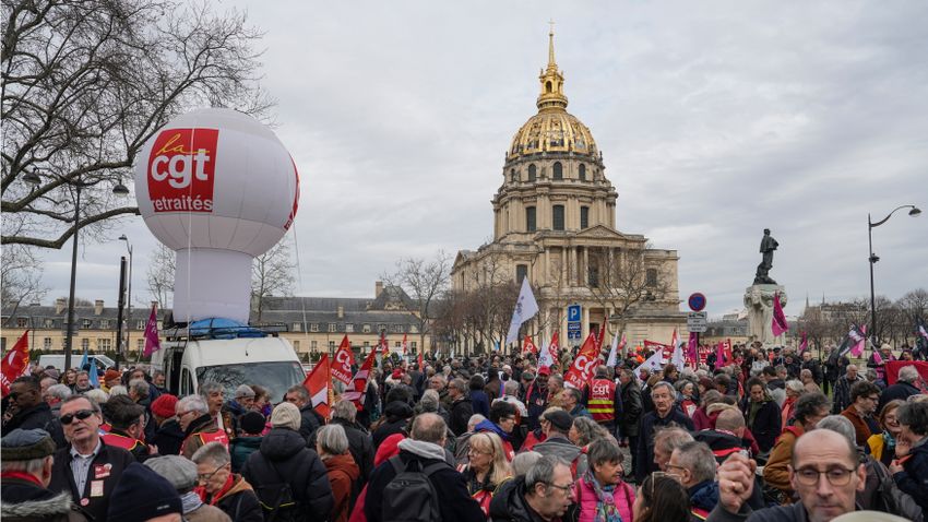Elbuktak a francia kormány ellen benyújtott bizalmatlansági indítványok