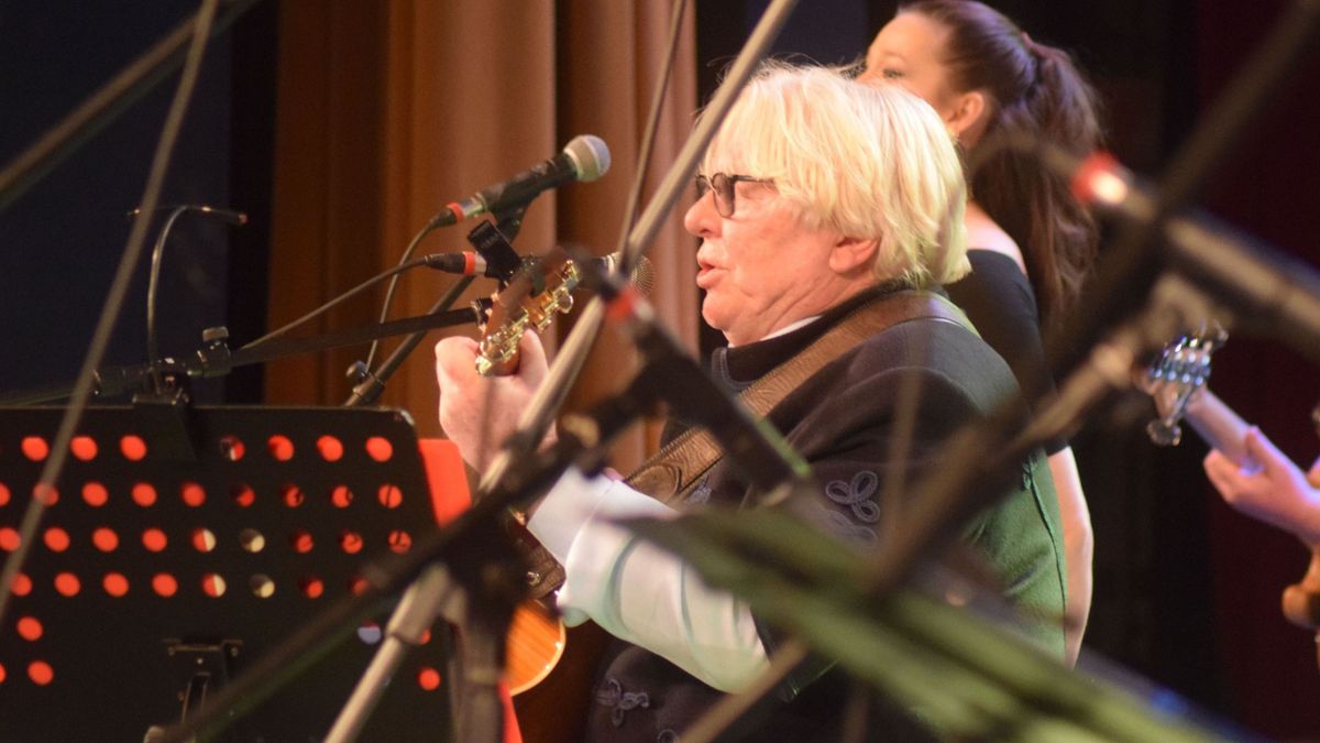 Szarka Gyula a pozsonyi koncerten a Petőfi dicsérete lemez előadásán