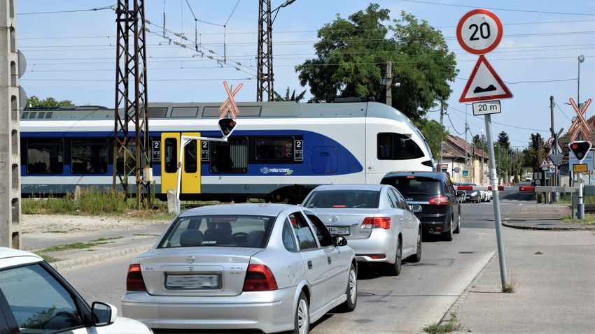 Nem csak az utakon várható lassulás, probléma akadt egy budapesti vasútvonalon