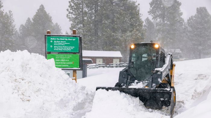 Big Bear, 2023. február 26.
A kaliforniai Big Bear Mountain üdülőhely által közreadott képen kotrógéppel takarítják a havat Big Bear településen 2023. február 25-én. Ezen a napon havazás és esőzések, villámáradások okoztak fennakadásokat az Egyesült Államok nyugati államaiban, a Los Angeles körüli hegyvidék egyes részein másfél métert meghaladó a hóréteg vastagsága.
MTI/AP/Big Bear Mountain Resort/Lee Stockwell