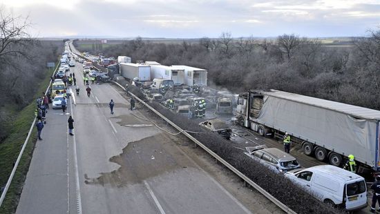 Nem biztos, hogy valaha megtudjuk, kik és milyen arányban felelősek a tömegkarambolért