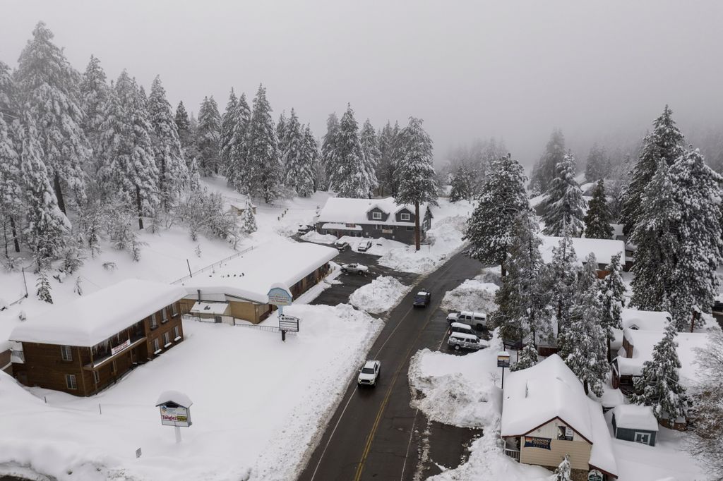 Running Springs, 2023. február 28.
Járművek haladnak a vastag hóval borított kaliforniai Running Springs városban 2023. február 28-án. Kalifornia északkeleti részén a hatóságok a napokban figyelmeztetést adtak ki a Sierra Nevada hegységre lavinaveszély miatt, és újabb havazást várnak a február 24-én lehullott 60 centiméter után.
MTI/AP/Jae C. Hong