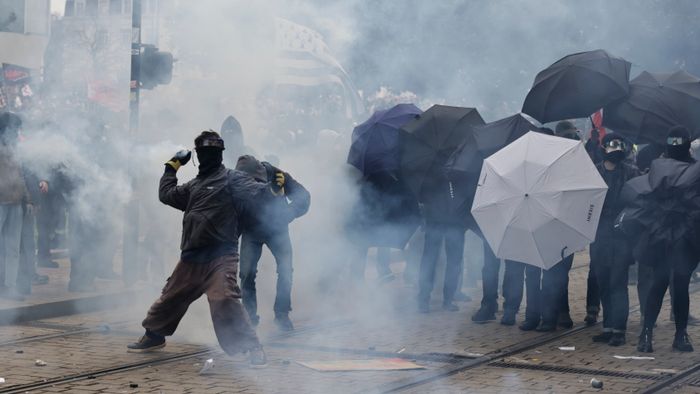 Lángba borították a francia tüntetők a bordeaux-i városházát + videók