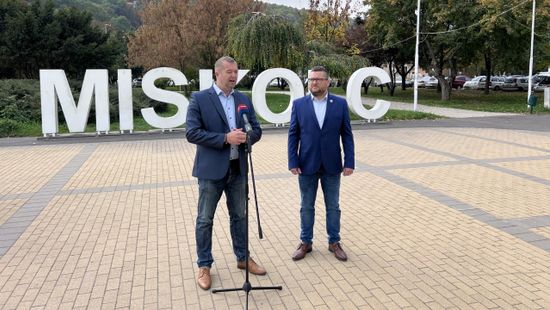Luxuskiadások sorával vádolja a Fidesz a baloldali vezetést