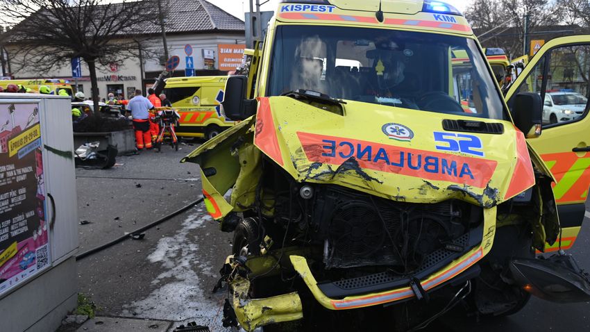 Mentőautó balesetezett Kispesten, súlyosan megsérült két ember – fotó