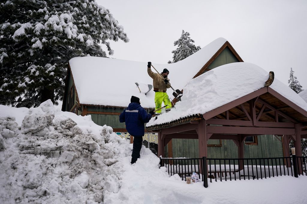 Running Springs, 2023. február 28.
A háztetőről lapátolja a havat két férfi a kaliforniai Running Springs városban 2023. február 28-án. Kalifornia északkeleti részén a hatóságok a napokban figyelmeztetést adtak ki a Sierra Nevada hegységre lavinaveszély miatt, és újabb havazást várnak a február 24-én lehullott 60 centiméter után.
MTI/AP/Jae C. Hong