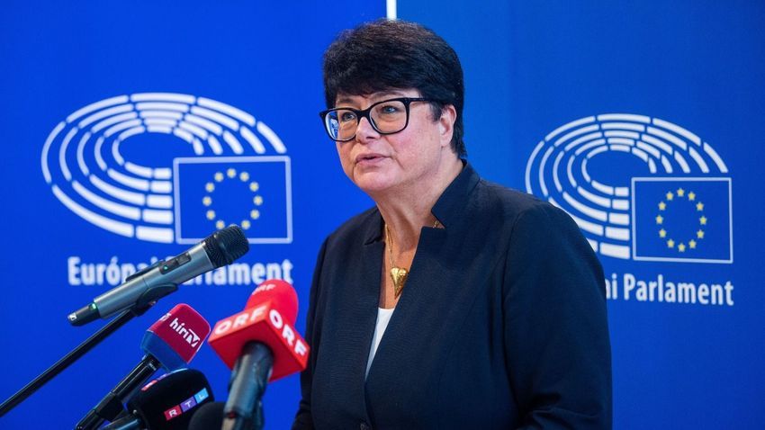 Valaki itt hazudik