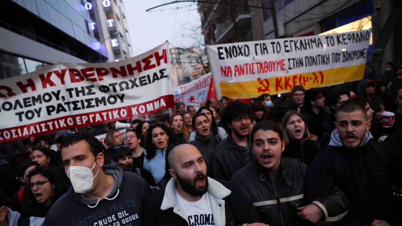 Tüntetők Athénban, a görög vasút társaság irodája előtt 2023.03.02-án. (Forrás: news lense / Twitter)