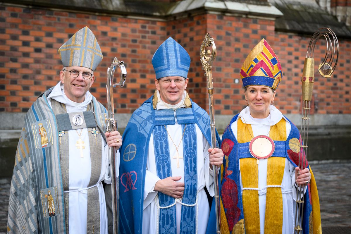 Martin Modéus érsek és 2023 január 15-én frissen beiktatott két püspökkel, Erik Eckerdallal és Marika Markovits-csal. fotó: Magnus Aronson /Ikon