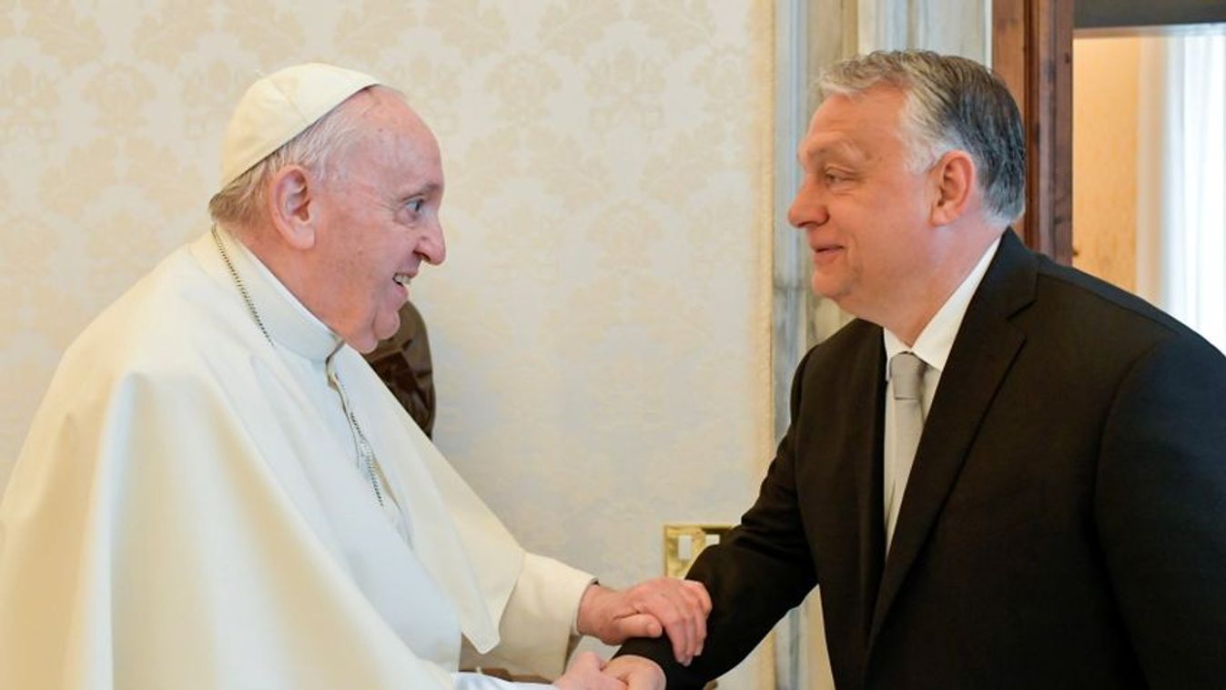 Borítókép: A Vatikáni Média által közreadott képen Ferenc pápa (b) magánkihallgatáson fogadja Orbán Viktor miniszterelnököt a Vatikánban 2022. április 21-én. Az április 3-i parlamenti választás óta a kormányfő első hivatalos útja a vatikáni látogatás (Fotó: MTI/Vatikáni Média)