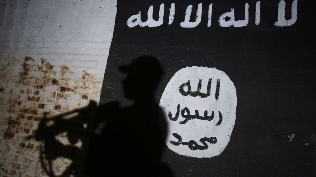 Az Iszlám Állam (ISIS) zászlaja felfestve egy falon Afganisztánban. (Fotó: Ahmad Al-Rubaye / AFP / AFP via Getty)