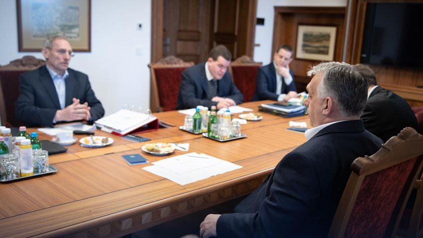 Orbán Viktor hazatért Belgrádból és azonnal kormánykabinet-ülést hívott össze a karmelita kolostorban