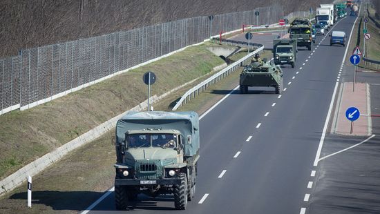 Katonai konvoj érkezik a magyar utakra, elég sok helyen lehet majd látni