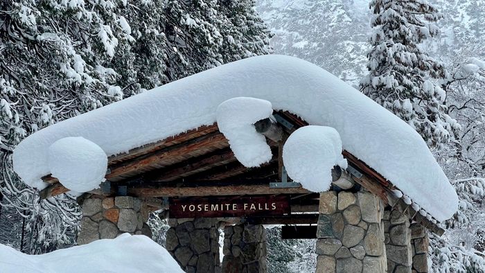 Yosemite Nemzeti Park, 2023. március 1.
A nemzeti parki szolgálat által közreadott képen hó borítja a kaliforniai Yosemite Nemzeti Parkot 2023. február 28-án. Az erős havazás miatt február 25-én bezárt park március 2-ra tervezett újranyitását bizonytalan időre elhalasztották.
MTI/AP/Nemzeti parki szolgálat