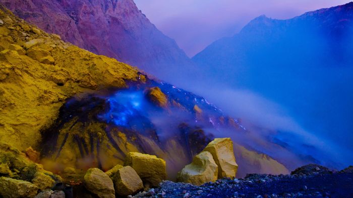 Különleges kék színű láva folyik egy indonéz vulkánból + videó