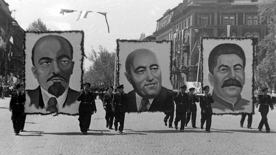 „Mélységes megrendeléssel” búcsúztak Sztálintól