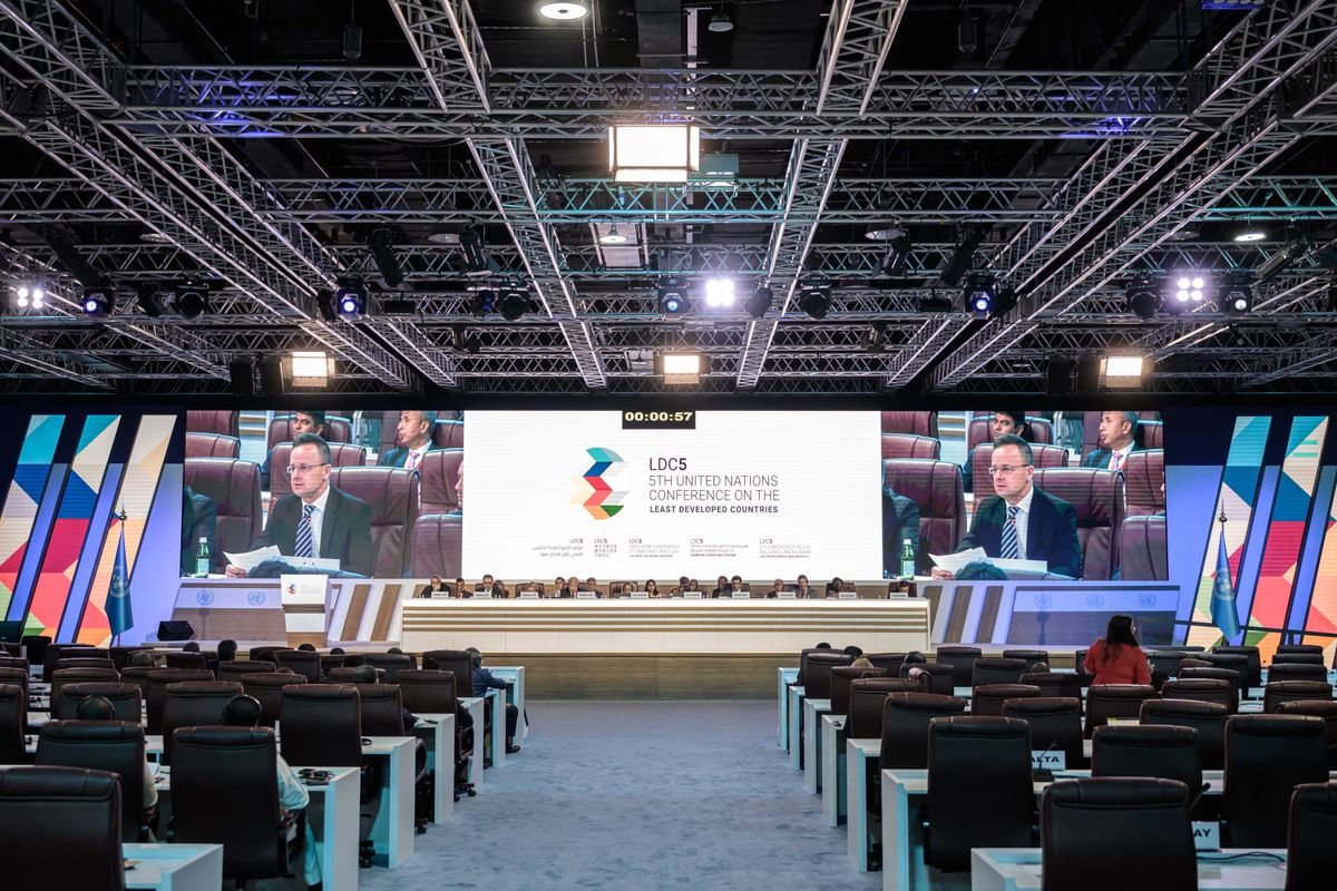 Doha, 2023. március 7. A Külgazdasági és Külügyminisztérium által közreadott képen Szijjártó Péter külgazdasági és külügyminiszter felszólal a legkevésbé fejlett országokkal foglalkozó kihelyezett ENSZ-konferencián Dohában 2023. március 7-én. MTI/KKM