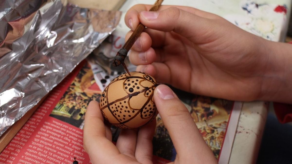 A tojás festése népi kézműves módszerrel.
