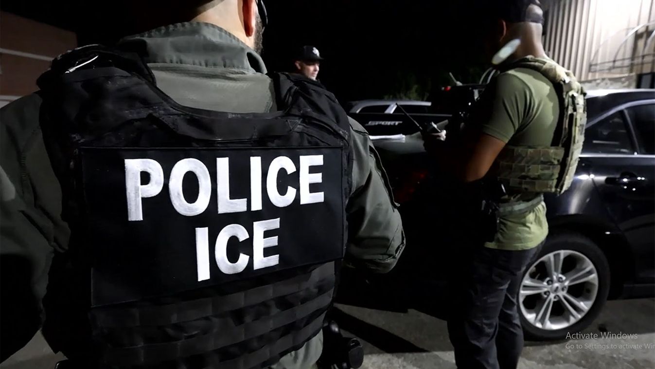 Az amerikai bevándorlási és vámhatóság (ICE) tisztje. (Fotó: Andy Vermaut / Twitter)