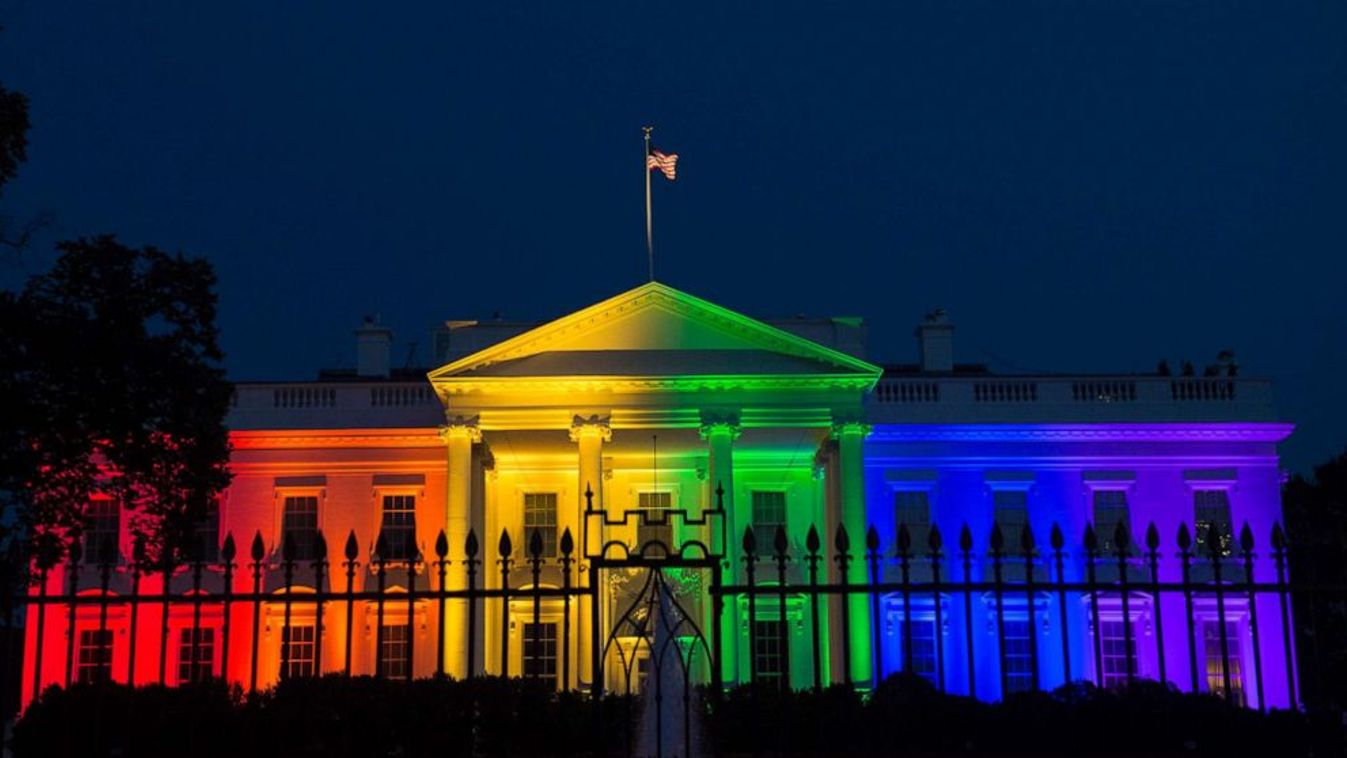 Az amerikai Fehér Ház az LMBTQ közösség zászlajának színeiben, 2015.06.26-án. (Fotó: Molly Riley / AFP / via Getty Images)