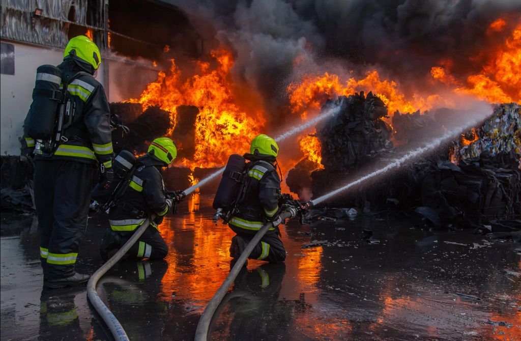 Hivatásos és önkéntes tűzoltók együttes erővel küzdenek a lángok oltásán.