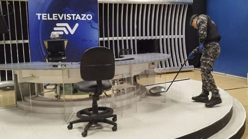 Robbanószerkezeteket küldtek két ecuadori televíziónak is, egy újságíró megsérült