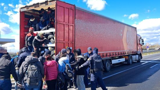 Exkluzív fotók a román kamionban talált 54 illegális migránsról