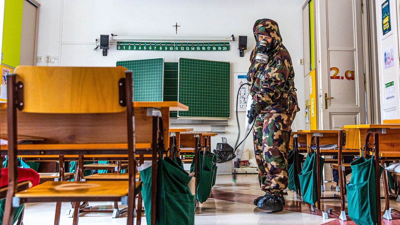 Katonák fertőtlenítik a budapesti Patrona Hungariae óvoda és iskola épületét a koronavírus-járvány időszakában, 2021. március 18. Megélni a váratlan fordulatokat