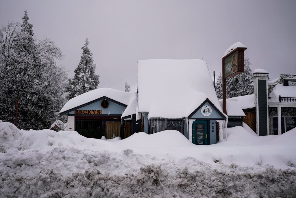 Running Springs, 2023. február 28.
Vastag hóval borított házak a kaliforniai Running Springs városban 2023. február 28-án. Kalifornia északkeleti részén a hatóságok a napokban figyelmeztetést adtak ki a Sierra Nevada hegységre lavinaveszély miatt, és újabb havazást várnak a február 24-én lehullott 60 centiméter után.
MTI/AP/Jae C. Hong