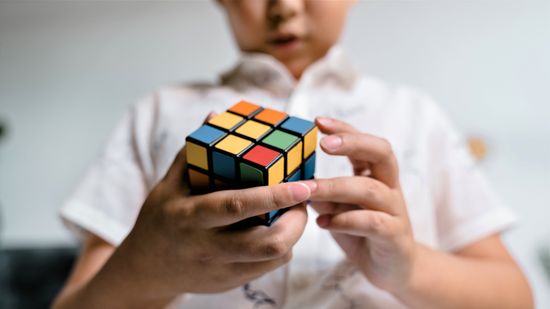 Hihetetlenül fiatal a Rubik-kocka-kirakás új rekordere + videó