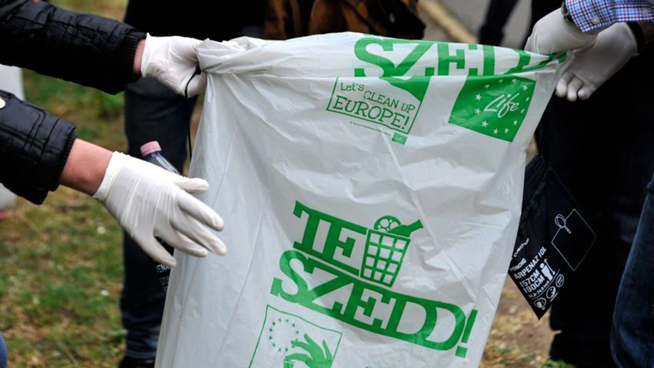Borítókép: A TeSzedd! – Önkéntesen a tiszta Magyarországért szemétgyűjtő akcióban részt vevők szemetet szednek a fővárosban (Fotó: MTI/Kovács Tamás)