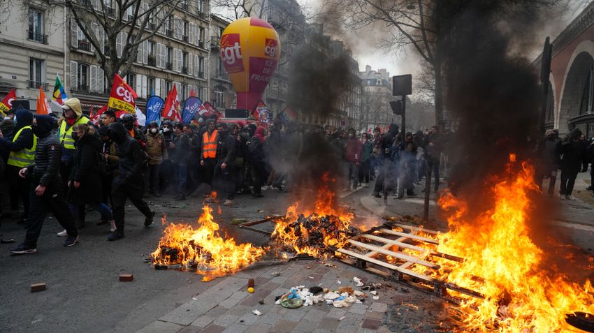 Elszabadultak az indulatok szombaton, három európai országban is utcára mentek az emberek