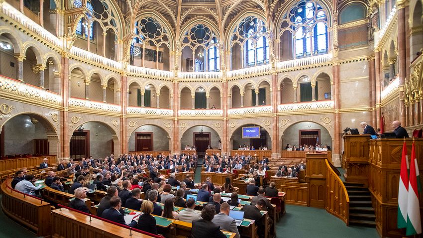 Az Országgyűlés elfogadta a békepárti határozatot
