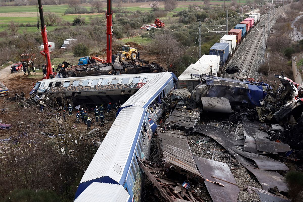 Mentőalakulatok tagjai dolgoznak a közép-görögországi Lárisza városa közelében történt súlyos vasúti baleset helyszínén, ahol egy személyvonat tehervonattal ütközött 2023. március 1-re virradóra. Az ütközéstől több kocsi kisiklott, és lángba borult. A szerencsétlenségben legkevesebb 32-en életüket vesztették, 85-en megsérültek. MTI/EPA/ANA-MPA/Ahiléasz Hirasz