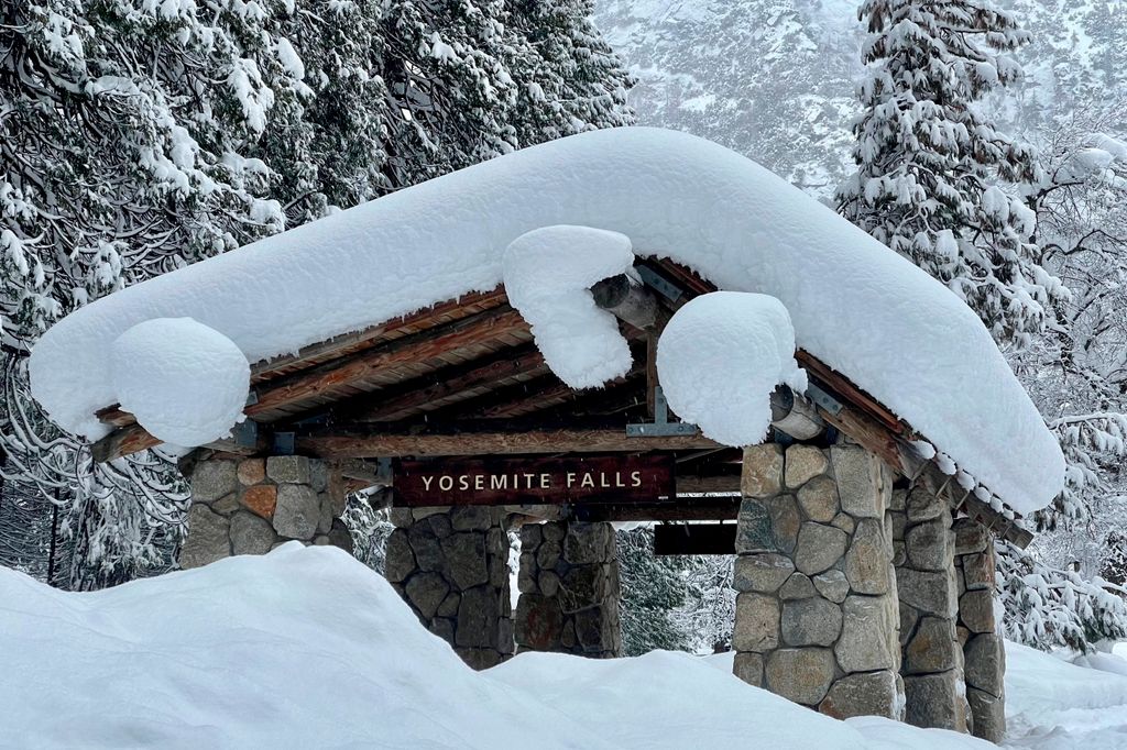 Yosemite Nemzeti Park, 2023. március 1.
A nemzeti parki szolgálat által közreadott képen hó borítja a kaliforniai Yosemite Nemzeti Parkot 2023. február 28-án. Az erős havazás miatt február 25-én bezárt park március 2-ra tervezett újranyitását bizonytalan időre elhalasztották.
MTI/AP/Nemzeti parki szolgálat