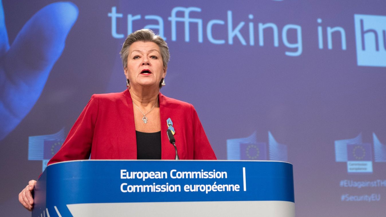  Ylva Johansson belügyekért felelős biztos (b) és Diane Schmitt, az Európai Unió emberkereskedelem elleni koordinátora (j) brüsszeli sajtótájékoztatóján az uniós bizottsági javaslat részletezik, miszerint a testület azt szeretné, hogy az emberkereskedelem áldozatai által nyújtott szolgáltatások tudatos igénybevétele is bűncselekménynek minősüljön. Az Európai Bizottság szigorúbb szabályok bevezetésére tett javaslatot az emberkereskedelem megelőzésére és leküzdésére, az aktualizált jogszabályok erősebb eszközöket biztosítanak a bűnüldöző és igazságügyi hatóságok számára a kizsákmányolás minden formájának kivizsgálásához és elszámoltatásához. 2022.12.19-én. (Forrás: EC AV Service / Twitter)