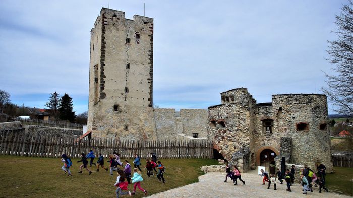 Megújult a törökverő Kinizsi legendás vára + képgaléria