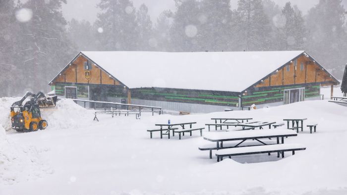 Big Bear, 2023. február 26.
A kaliforniai Big Bear Mountain üdülőhely által közreadott képen hó borítja a tájat és az üdülőhely egyik épületét Big Bear településen 2023. február 25-én. Ezen a napon havazás és esőzések, villámáradások okoztak fennakadásokat az Egyesült Államok nyugati államaiban, a Los Angeles körüli hegyvidék egyes részein másfél métert meghaladó a hóréteg vastagsága.
MTI/AP/Big Bear Mountain Resort/Lee Stockwell